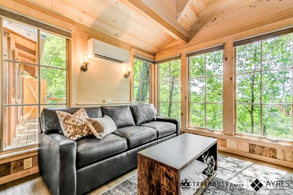 Fantastic Rustic Tree House with Hot-tub and Barbecue in Gatlinburg, Tennessee - Gatlinburg, Tennessee - glamping.directory
