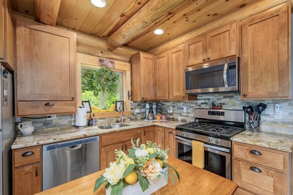 Pet-Friendly Luminous Cabin with Hot-Tub Perfect for Outdoor Activities in Leavenworth, Washington - Leavenworth, Washington - glamping.directory