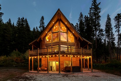 Pet-Friendly Luminous Cabin with Hot-Tub Perfect for Outdoor Activities in Leavenworth, Washington - glamping.directory