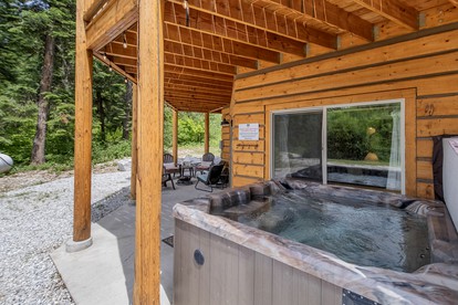 Pet-Friendly Luminous Cabin with Hot-Tub Perfect for Outdoor Activities in Leavenworth, Washington - Leavenworth, Washington - glamping.directory