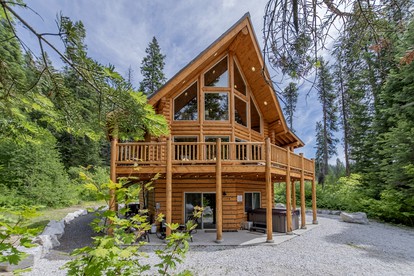 Pet-Friendly Luminous Cabin with Hot-Tub Perfect for Outdoor Activities in Leavenworth, Washington - Leavenworth, Washington - glamping.directory