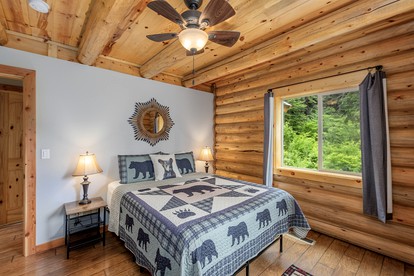 Pet-Friendly Luminous Cabin with Hot-Tub Perfect for Outdoor Activities in Leavenworth, Washington - Leavenworth, Washington - glamping.directory