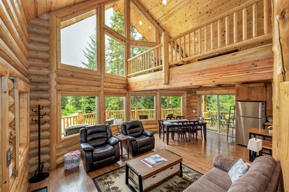 Pet-Friendly Luminous Cabin with Hot-Tub Perfect for Outdoor Activities in Leavenworth, Washington - Leavenworth, Washington - glamping.directory