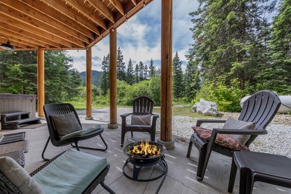 Pet-Friendly Luminous Cabin with Hot-Tub Perfect for Outdoor Activities in Leavenworth, Washington - Leavenworth, Washington - glamping.directory