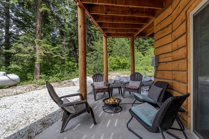 Pet-Friendly Luminous Cabin with Hot-Tub Perfect for Outdoor Activities in Leavenworth, Washington - Leavenworth, Washington - glamping.directory