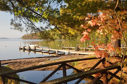 Picturesque Cottage Rental Situated on Great Pond in Maine - Rome, Maine - glamping.directory