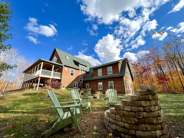 Impressive Cabin with Fire Pit and Games in Bartlett, New Hampshire - Bartlett, New Hampshire - glamping.directory