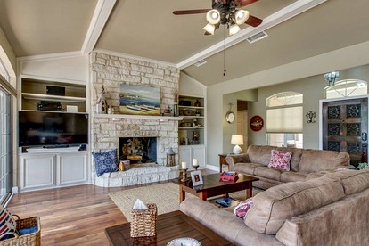 Spacious Cottage Rental on the Shores of Cedar Creek Lake in Mabank, Texas - Mabank, Texas - glamping.directory