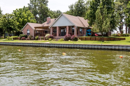 Spacious Cottage Rental on the Shores of Cedar Creek Lake in Mabank, Texas - Mabank, Texas - glamping.directory