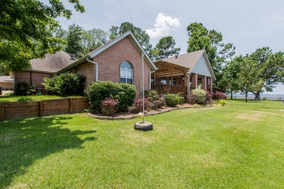 Spacious Cottage Rental on the Shores of Cedar Creek Lake in Mabank, Texas - Mabank, Texas - glamping.directory