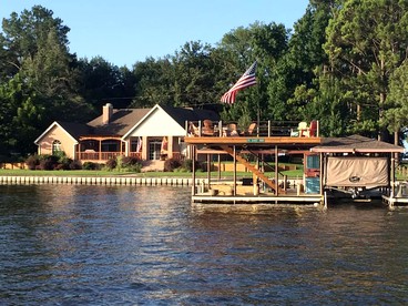 Spacious Cottage Rental on the Shores of Cedar Creek Lake in Mabank, Texas - Mabank, Texas - glamping.directory