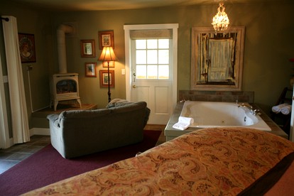 Romantic Cottage with Jacuzzi and Water Views on Whidbey Island, Washington - Langley, Washington - glamping.directory