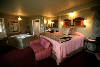 Romantic Cottage with Jacuzzi and Water Views on Whidbey Island, Washington - Langley, Washington - glamping.directory