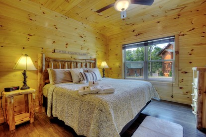 Luxury Gatlinburg Cabin with Theater & Game Room near Great Smoky Mountains National Park, TN - Gatlinburg, Tennessee - glamping.directory