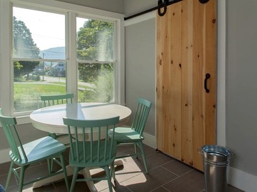 Modern Luxury Farmhouse with a Jacuzzi Tub near Woodstock, Vermont - Bridgewater, Vermont - glamping.directory