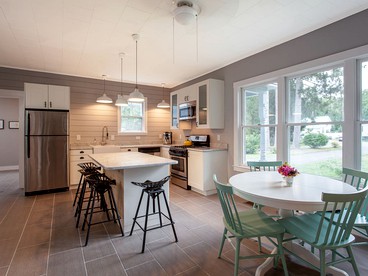 Modern Luxury Farmhouse with a Jacuzzi Tub near Woodstock, Vermont - Bridgewater, Vermont - glamping.directory