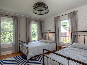 Modern Luxury Farmhouse with a Jacuzzi Tub near Woodstock, Vermont - Bridgewater, Vermont - glamping.directory