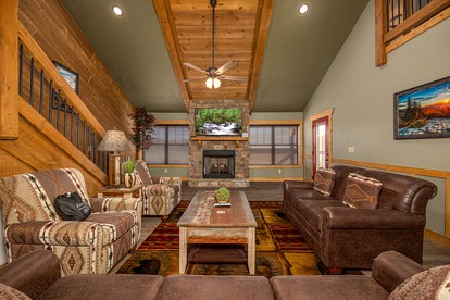 Unique Spacious Cabin with Hot-Tub and Pooltable in Gatlinburg, Tennessee - Gatlinburg, Tennessee - glamping.directory