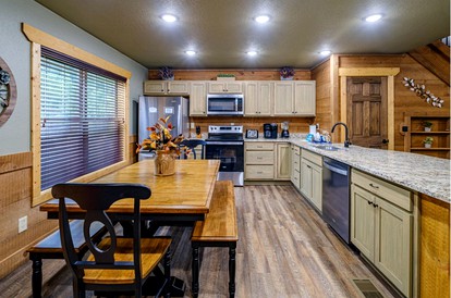 Unique Spacious Cabin with Hot-Tub and Pooltable in Gatlinburg, Tennessee - Gatlinburg, Tennessee - glamping.directory