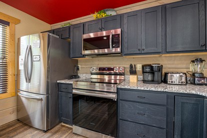 Unique Spacious Cabin with Hot-Tub and Pooltable in Gatlinburg, Tennessee - Gatlinburg, Tennessee - glamping.directory