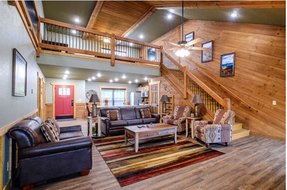 Unique Spacious Cabin with Hot-Tub and Pooltable in Gatlinburg, Tennessee - Gatlinburg, Tennessee - glamping.directory