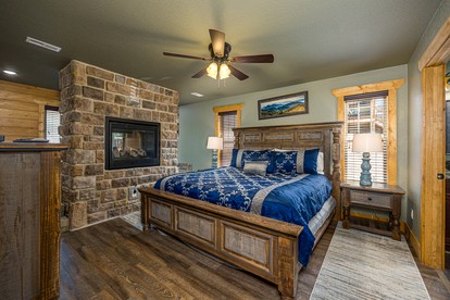 Unique Spacious Cabin with Hot-Tub and Pooltable in Gatlinburg, Tennessee - Gatlinburg, Tennessee - glamping.directory