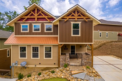 Unique Spacious Cabin with Hot-Tub and Pooltable in Gatlinburg, Tennessee - Gatlinburg, Tennessee - glamping.directory