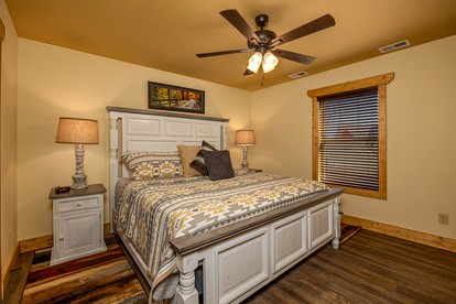 Unique Spacious Cabin with Hot-Tub and Pooltable in Gatlinburg, Tennessee - Gatlinburg, Tennessee - glamping.directory
