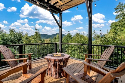 Cozy Mountain Retreat with Hot Tub and Fire Pit near Black Mountain, North Carolina - Black Mountain, North Carolina - glamping.directory