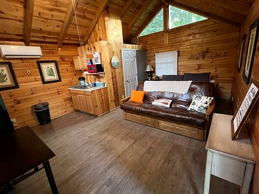 Romantic Log Cabin with a King Sized Bed in the Heart of Kentucky's Picturesque Countryside - Columbia, Kentucky - glamping.directory