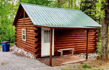 Romantic Log Cabin with a King Sized Bed in the Heart of Kentucky's Picturesque Countryside - Columbia, Kentucky - glamping.directory