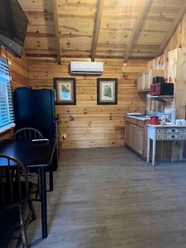 Romantic Log Cabin with a King Sized Bed in the Heart of Kentucky's Picturesque Countryside - Columbia, Kentucky - glamping.directory
