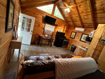 Romantic Log Cabin with a King Sized Bed in the Heart of Kentucky's Picturesque Countryside - Columbia, Kentucky - glamping.directory
