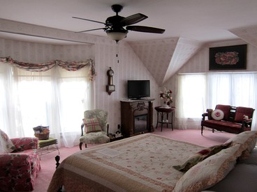 Romantic Vacation Rental with a Fireplace near Roseau, Minnesota - Warroad, Minnesota - glamping.directory