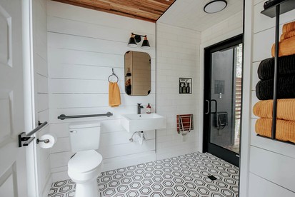 Luxurious Cabin with Jacuzzi and Breathtaking Views in Georgia - Rising Fawn, Georgia - glamping.directory