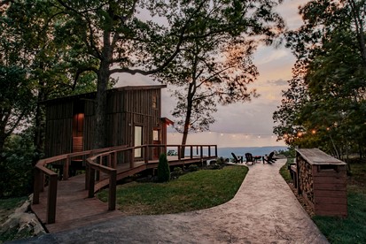 Luxurious Cabin with Jacuzzi and Breathtaking Views in Georgia - Rising Fawn, Georgia - glamping.directory