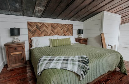 Luxurious Cabin with Jacuzzi and Breathtaking Views in Georgia - Rising Fawn, Georgia - glamping.directory