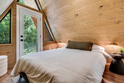 Fantastic A-Frame with Spa and Furnished Deck in Louisiana - New Iberia, Louisiana - glamping.directory