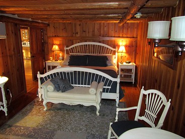 Beautiful Bedroom Suite Rental in Bed and Breakfast near Canandaigua Lake, New York - South Canandaigua, New York - glamping.directory