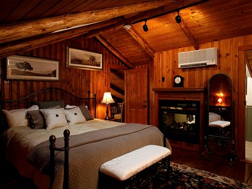 Beautiful Bedroom Suite Rental in Bed and Breakfast near Canandaigua Lake, New York - South Canandaigua, New York - glamping.directory