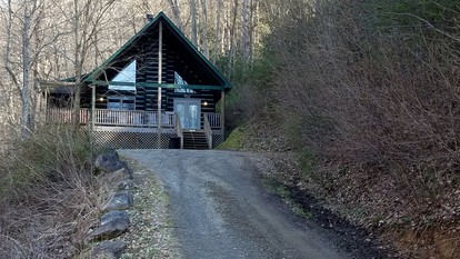 Secluded Cabin Getaway in the Mountain Town of Burnsville, North Carolina - Burnsville, North Carolina - glamping.directory