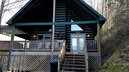 Secluded Cabin Getaway in the Mountain Town of Burnsville, North Carolina - glamping.directory