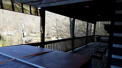 Secluded Cabin Getaway in the Mountain Town of Burnsville, North Carolina - Burnsville, North Carolina - glamping.directory