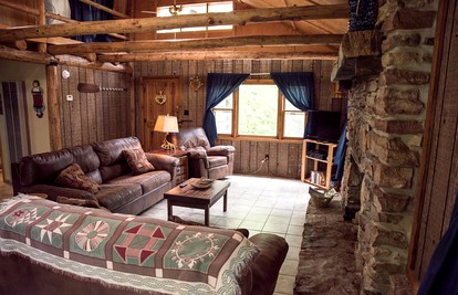 Pet-Friendly Cabin Retreat in the Ozarks of Scenic Newton County, Arkansas - Jasper, Arkansas - glamping.directory