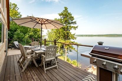 Lakefront Cabin Beautifully Design with Deck in Maine - Sidney, Maine - glamping.directory