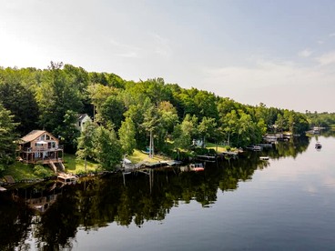 Lakefront Cabin Beautifully Design with Deck in Maine - Sidney, Maine - glamping.directory