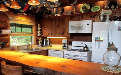 Lovely Log Cabin with Spectacular Mountain Views in Brandon, Vermont - Brandon, Vermont - glamping.directory
