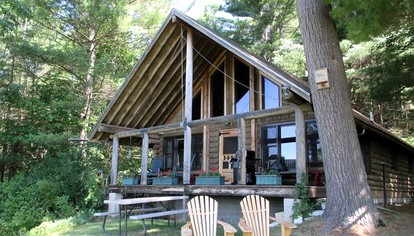 Lovely Log Cabin with Spectacular Mountain Views in Brandon, Vermont - glamping.directory