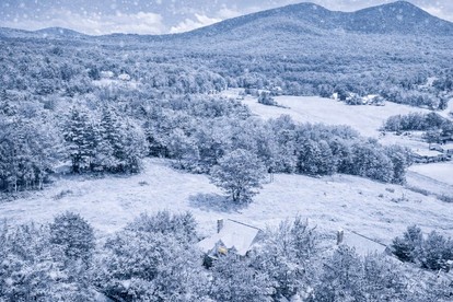 Impressive Villa Surrounded by Trees with Fantastic Sights in Jackson, New Hampshire - Jackson, New Hampshire - glamping.directory