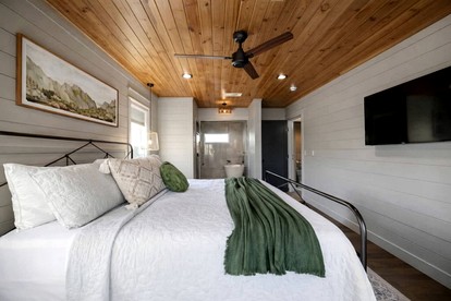 Modern Luxury Cabin with Game Room, Hot Tub & Fire Pit Near Beavers Bend, Broken Bow OK - Broken Bow, Oklahoma - glamping.directory